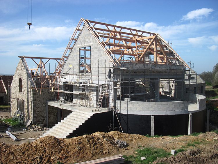 Construction d'une maison en pierre et parpaing avec charpente bois — réalisation A.S Construction