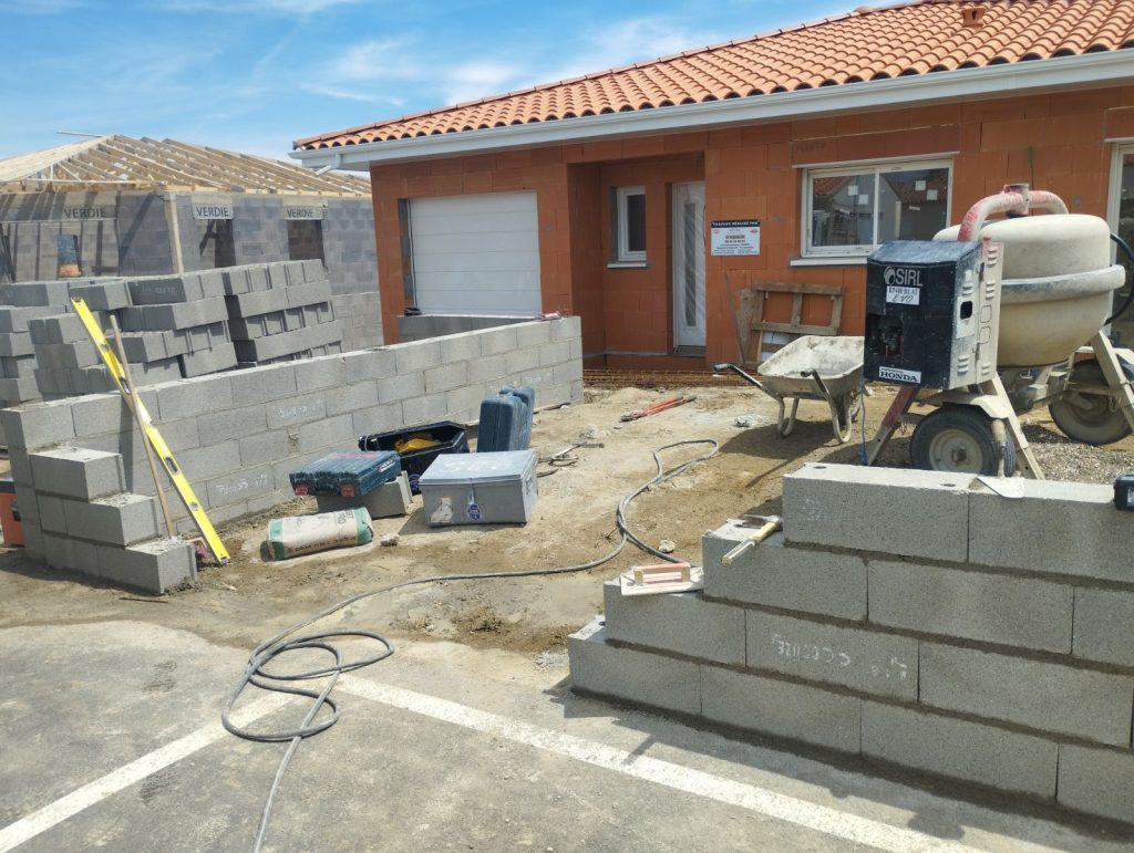 Élévation de murs en parpaing sur un chantier de maison neuve — réalisation A.S Construction